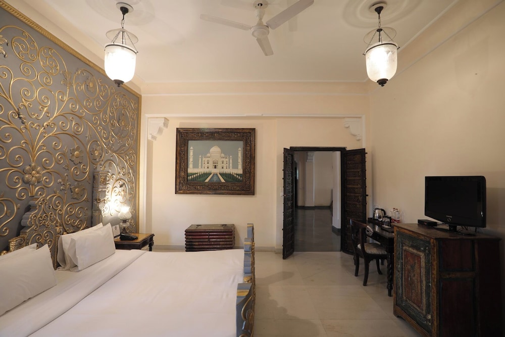 DELUXE, KING BED