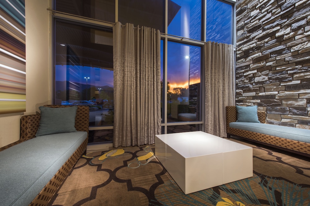 Holiday Inn Express Suites Colorado Springs Central 35/80