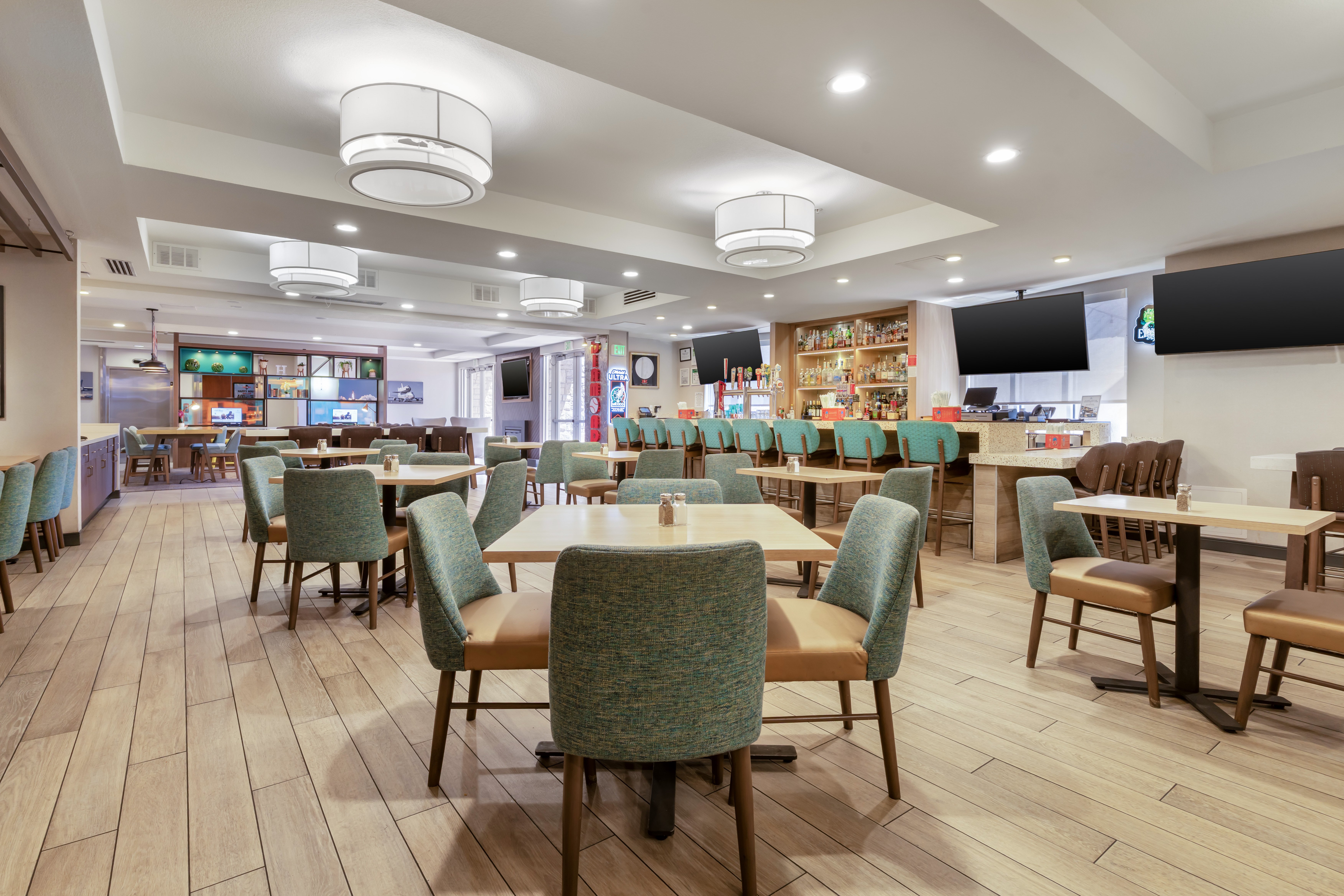 Holiday Inn Hotel Suites Oakland Airport 54/77