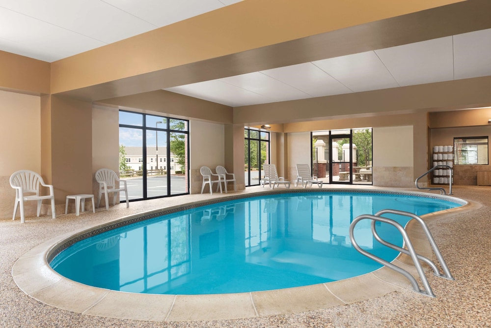 Hampton Inn & Suites By Hilton Manchester - Bedford in BEDFORD - NH