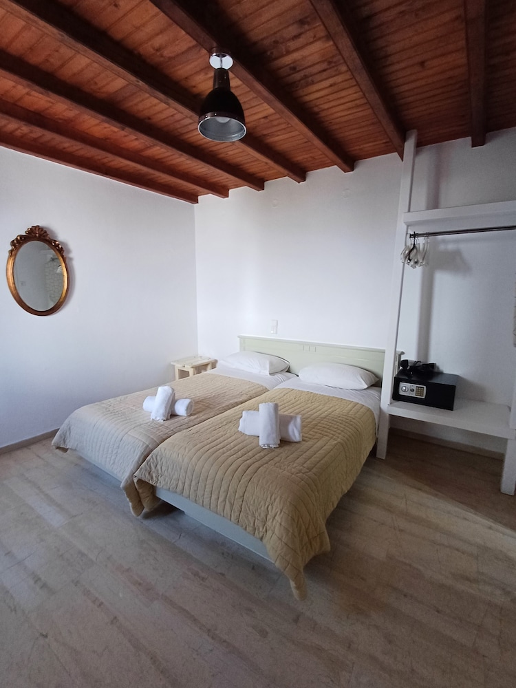 Manos Rooms 19/50