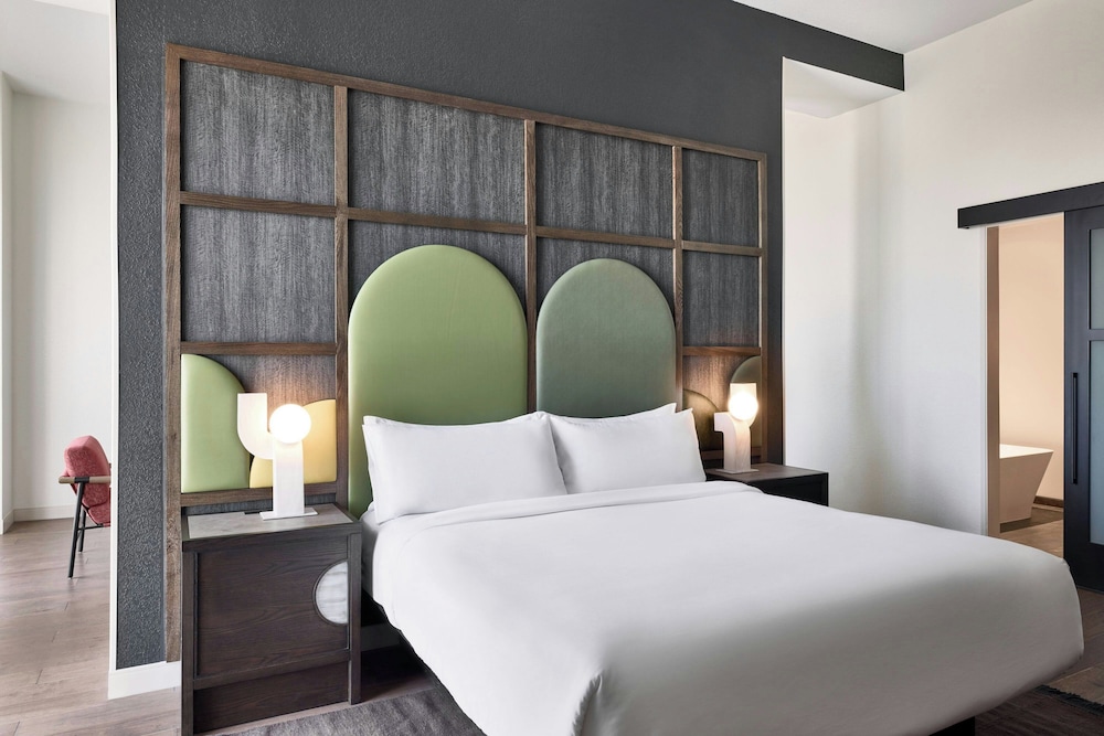 Room at Renaissance Phoenix Glendale Hotel And Spa, GLENDALE - AZ