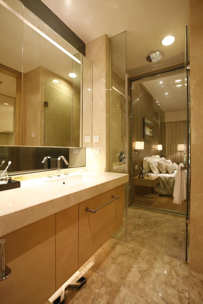Estay Residence Poly World Trading Center 64/64