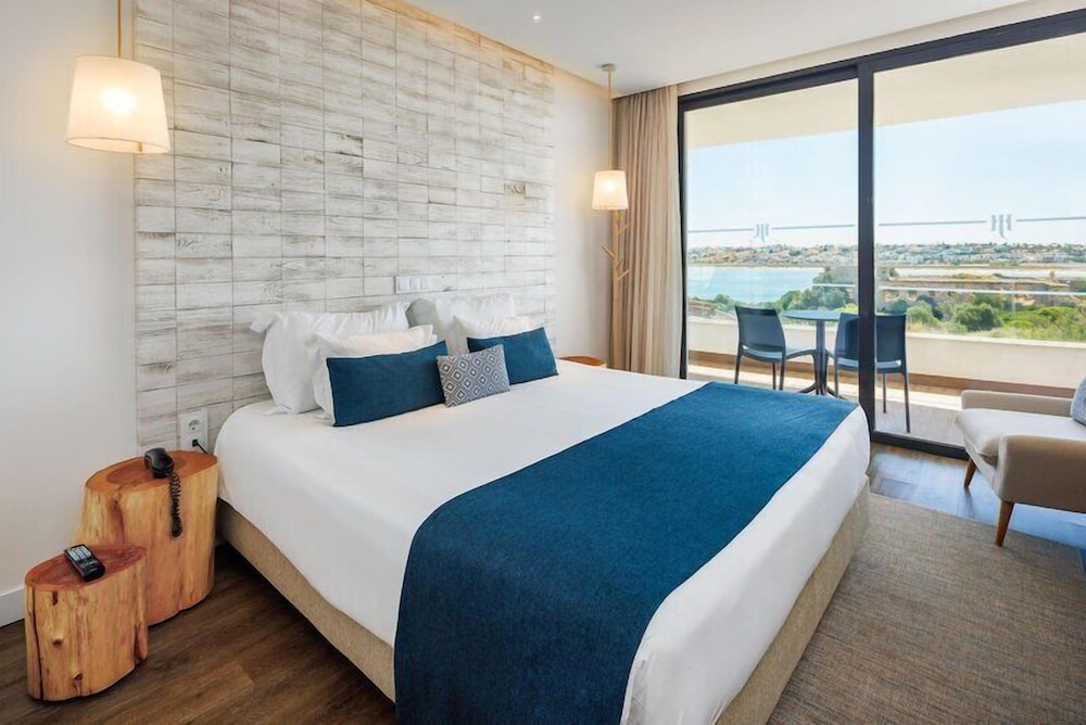 غرفة ديلوكس بسرير كوين بإطلالة على النهر بشرفة
