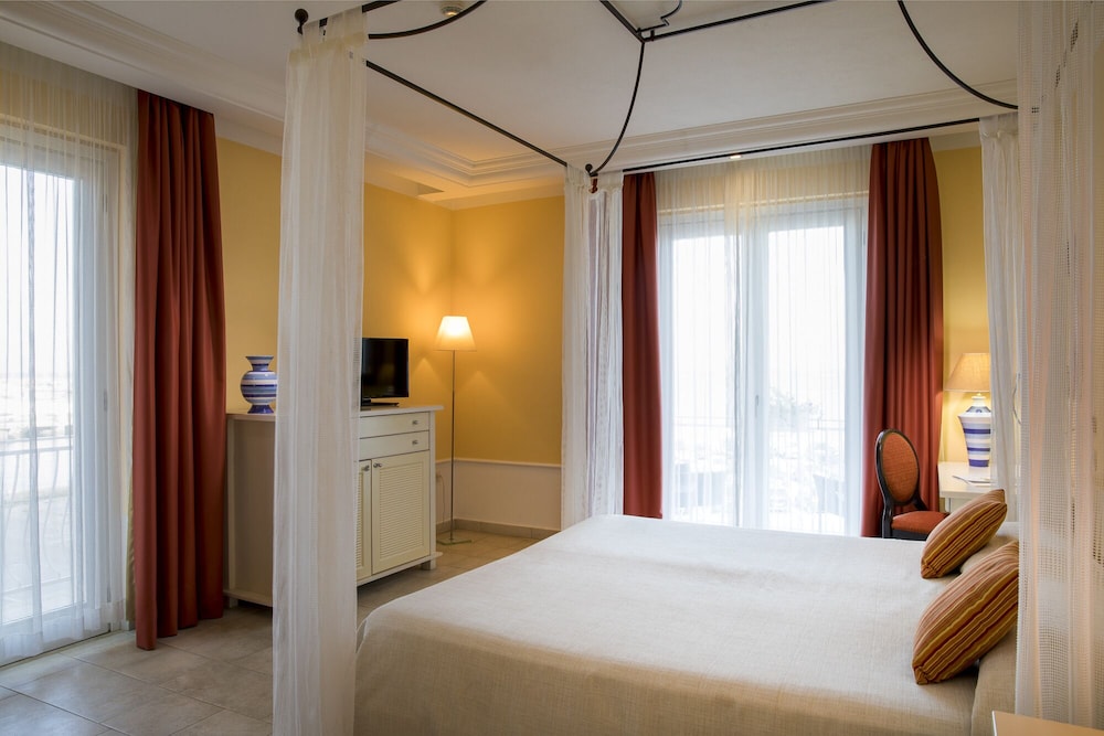 Deluxe, Quadruple, 1 Double and 1 Single Bed, Sea View, Sofa