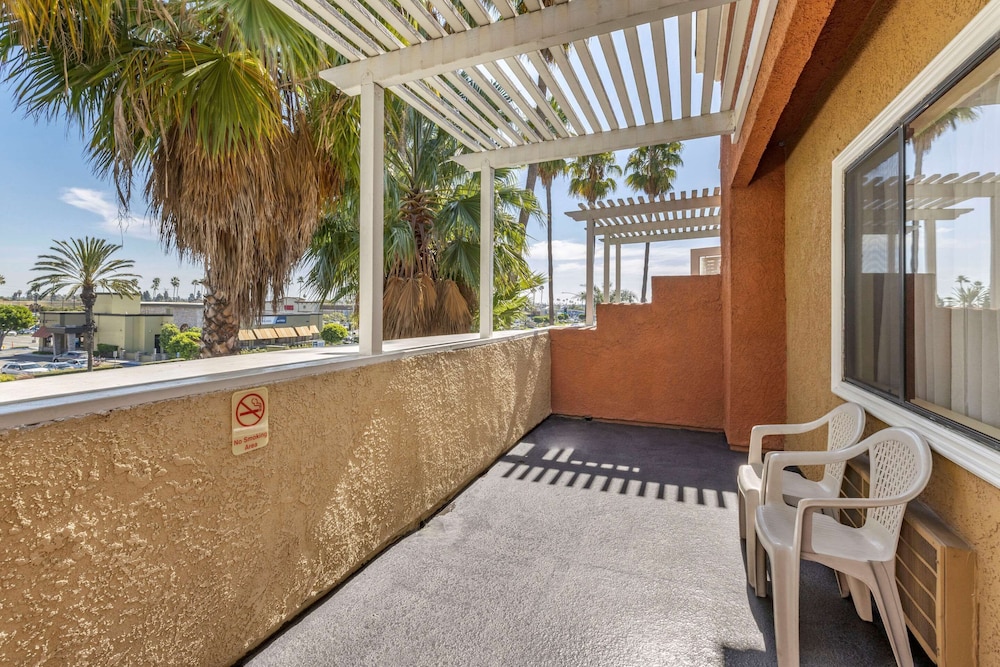 Comfort Inn & Suites Huntington Beach 9/43