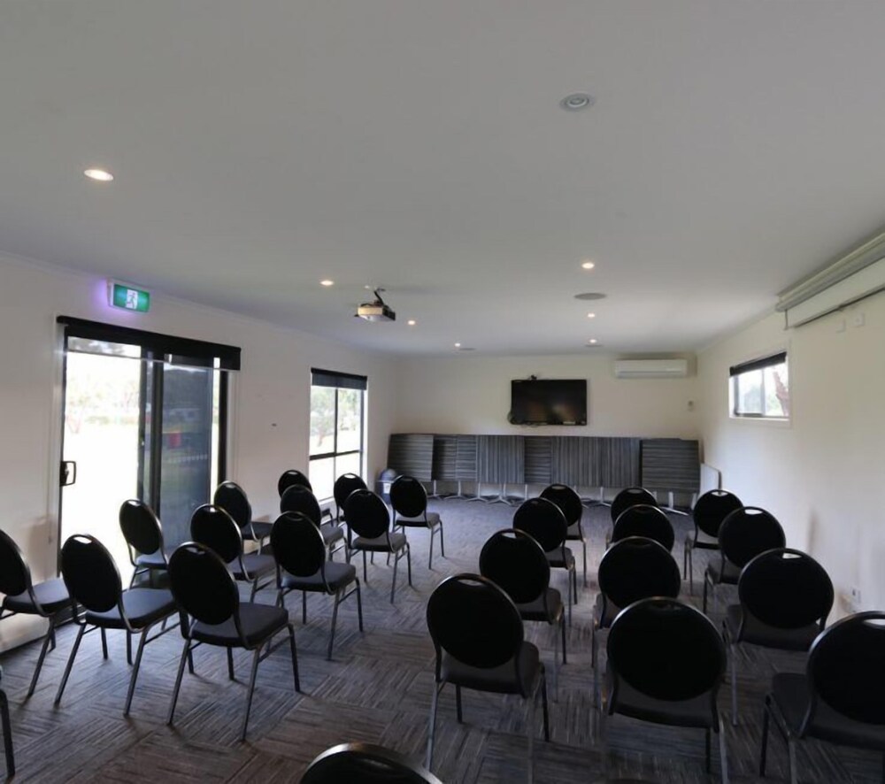 ANGLESEA BEACHFRONT FAMILY CARAVAN PARK 38/50