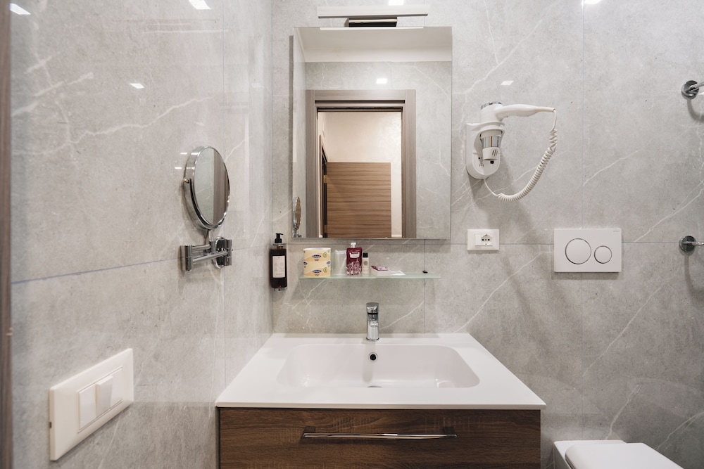 Adas Hotel 77/80