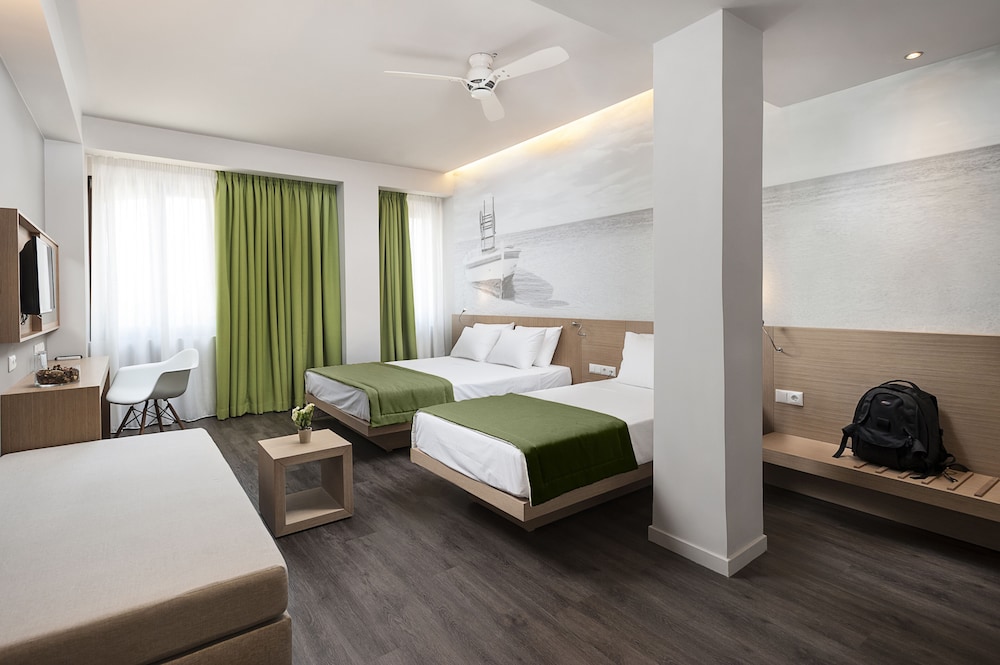 ROOM, QUADRUPLE