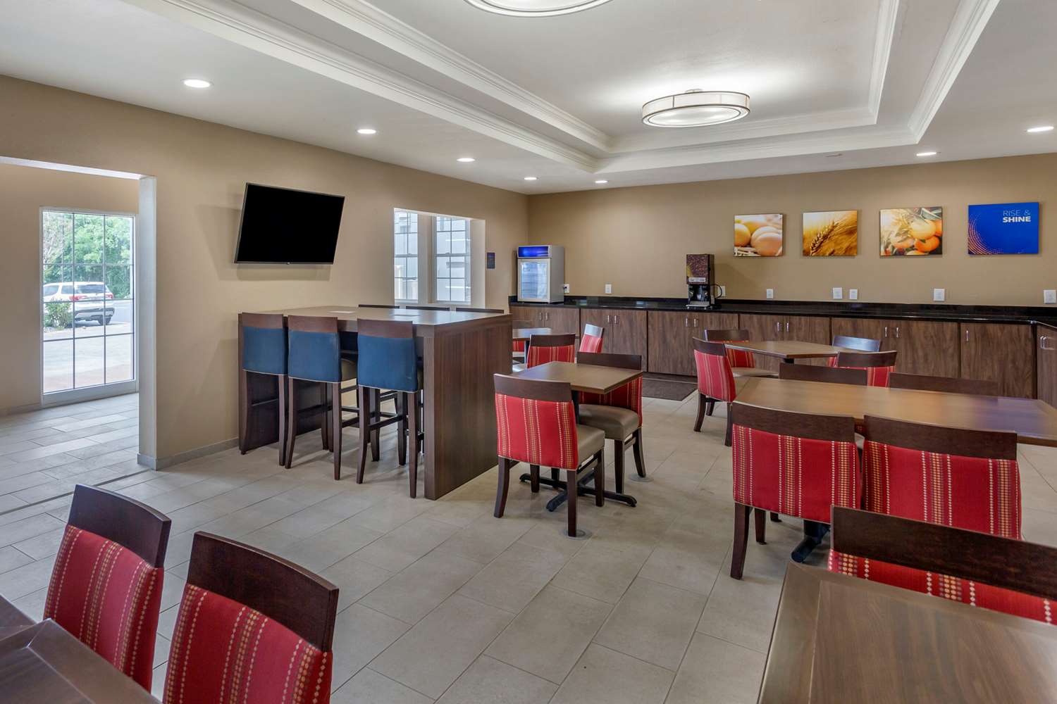 Comfort Suites Clarksville near Governors Square Mall 28/38
