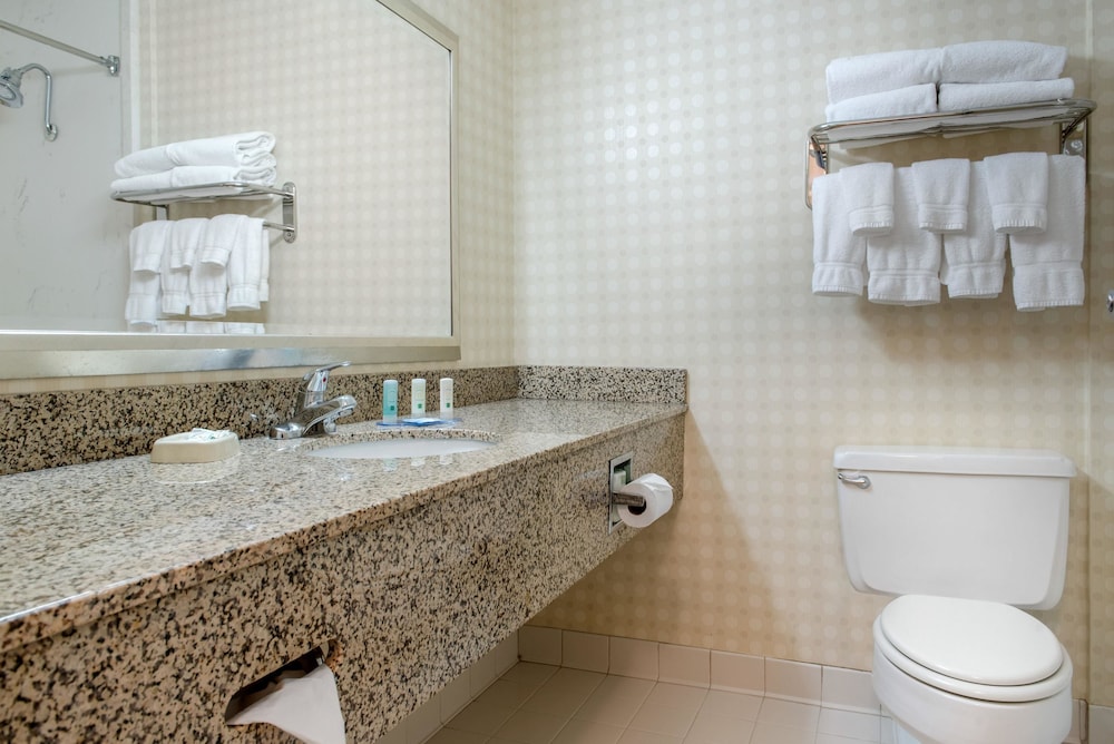 Quality Hotel Conference Center Cincinnati Blue Ash 16/45