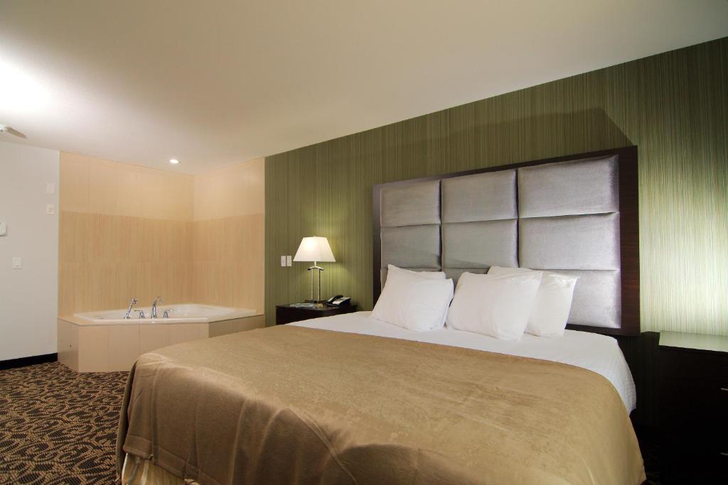 Room, King Bed, Hot Tub, Kitchenette