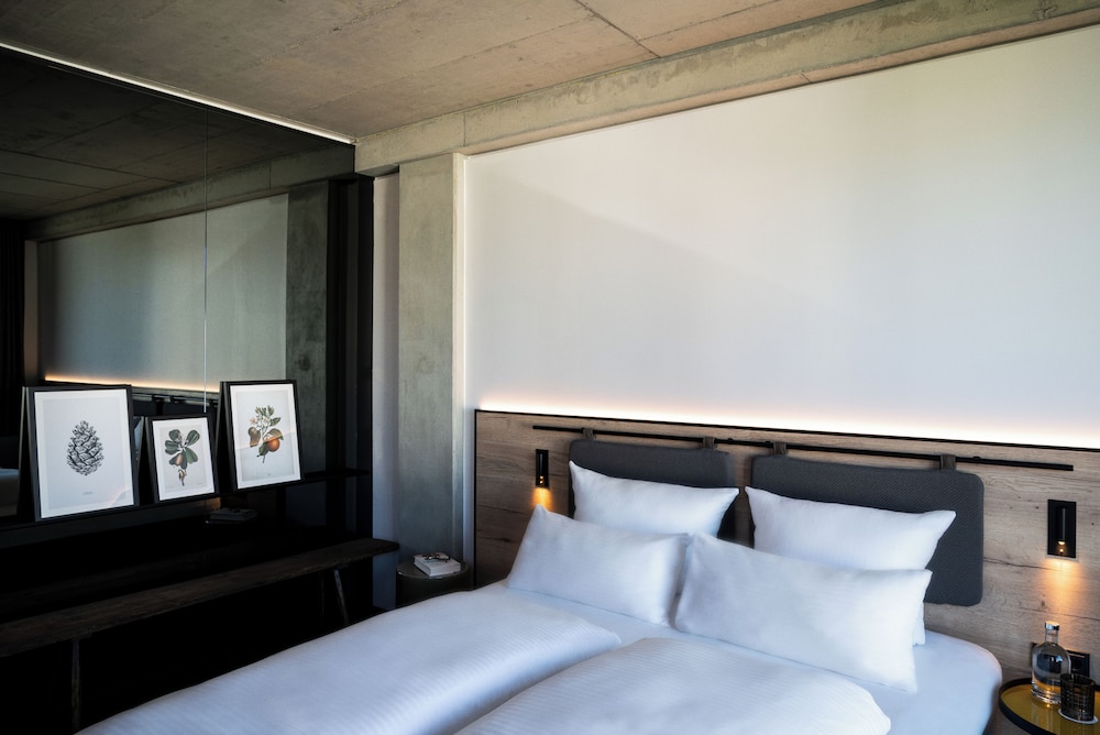 STUDIO, KING BED