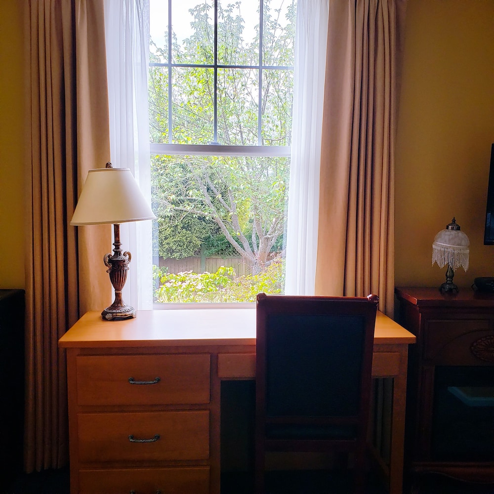 James Bay Inn Hotel Suites Cottage 54/74
