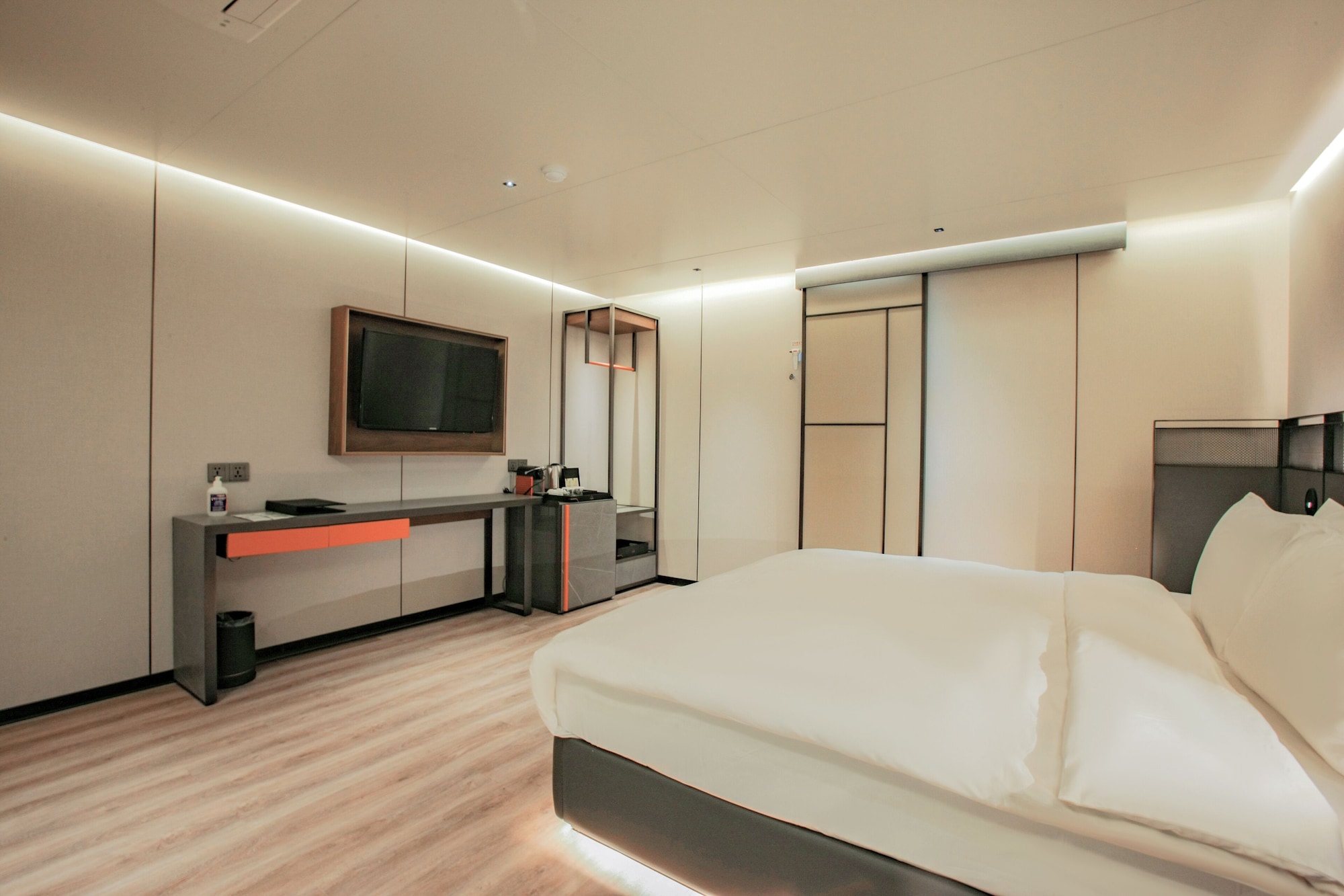 DELUXE, DOUBLE BED