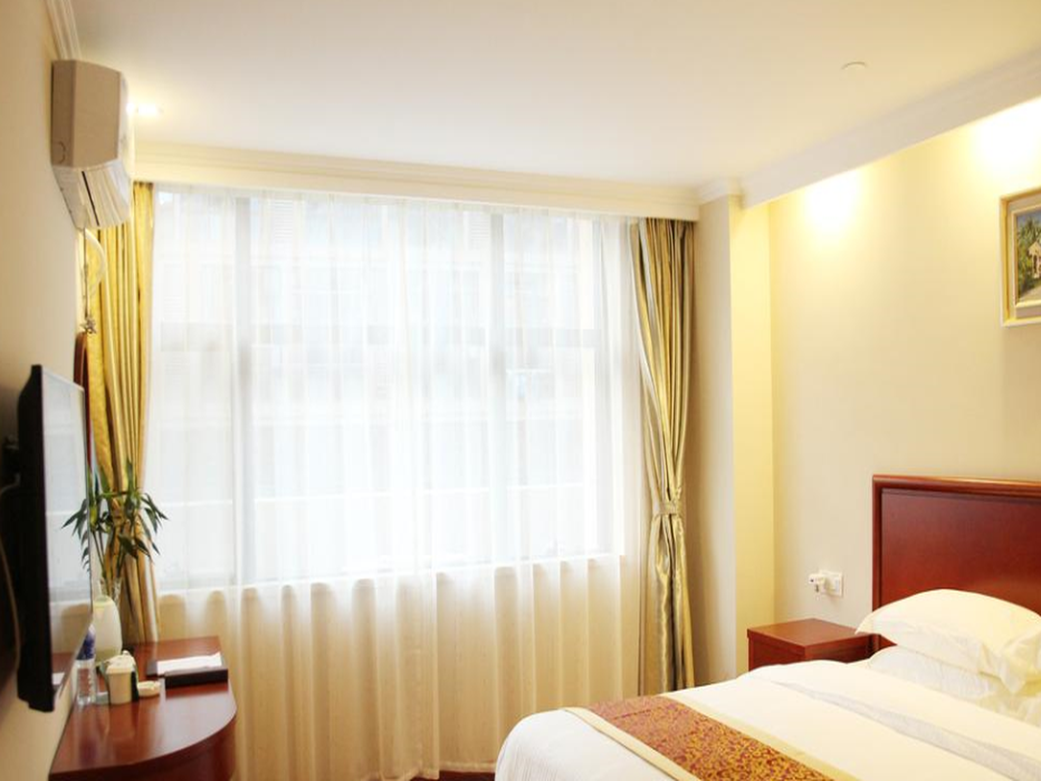 ROOM, QUEEN BED