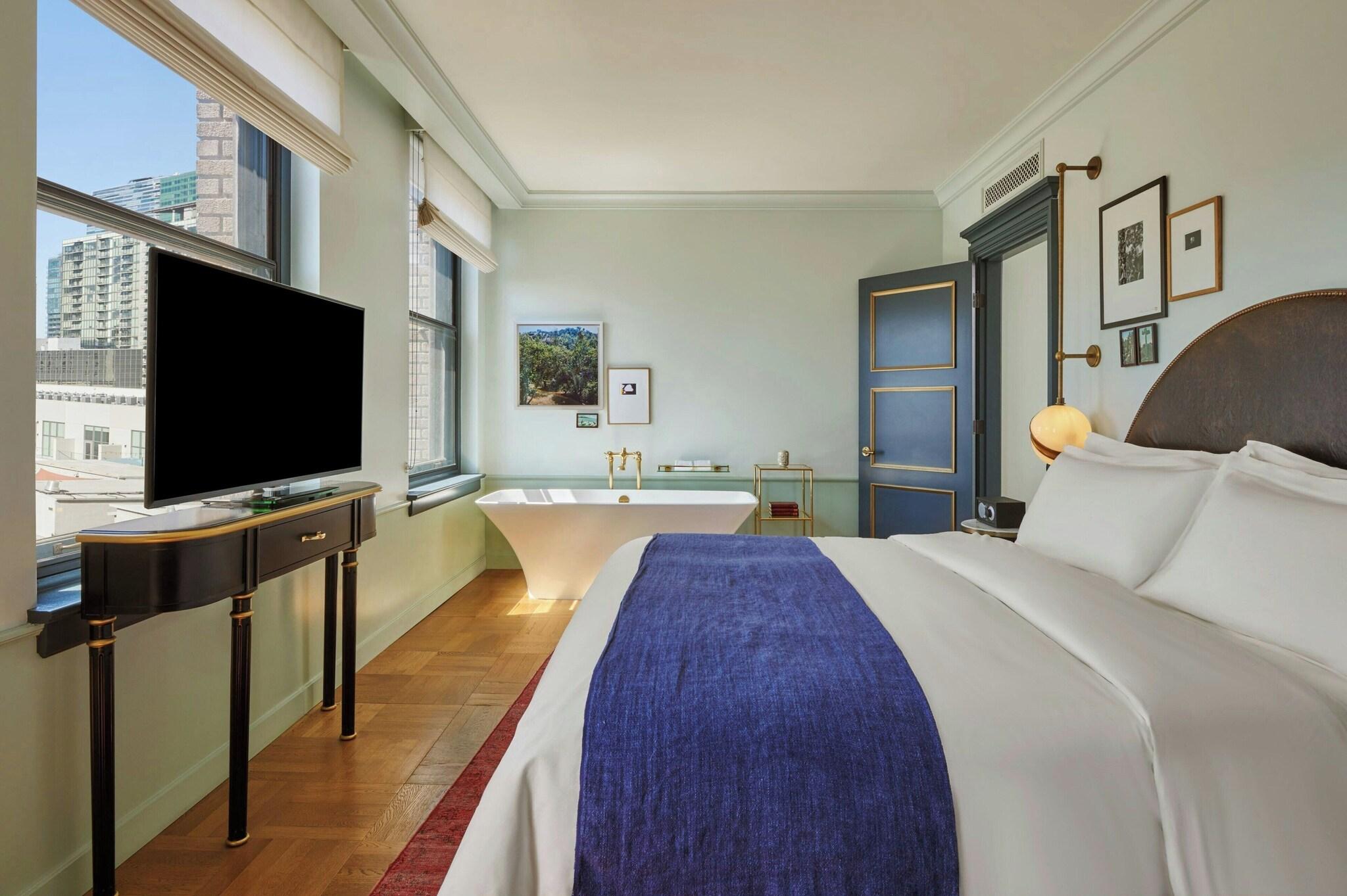 Suite, King Bed, City View