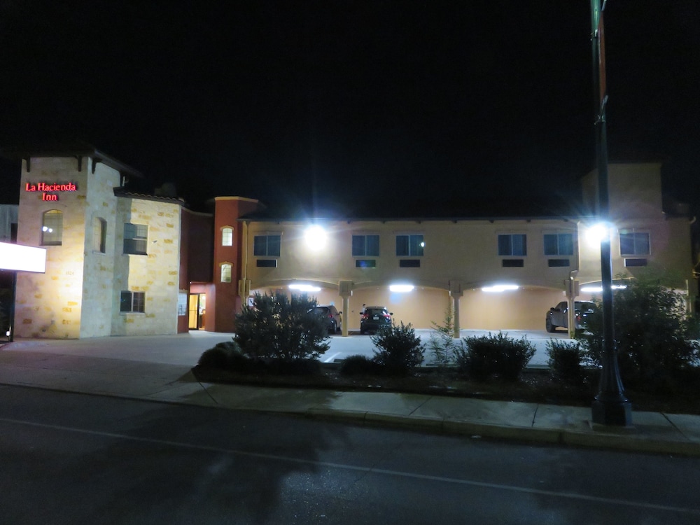 La Hacienda Near Alamo Dome / Riverwalk 3/36