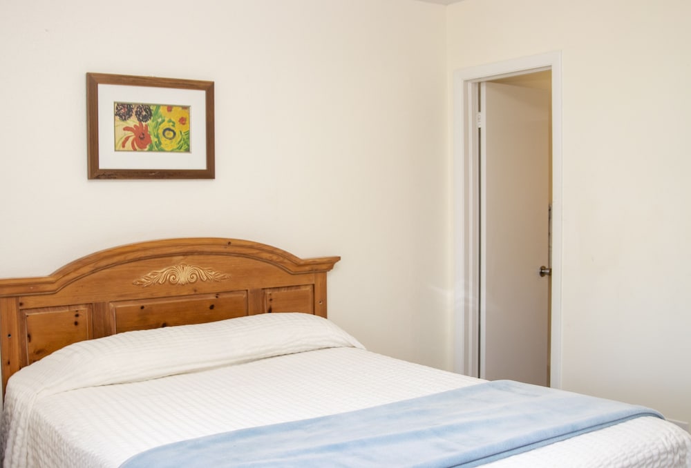Orange Hill Beach Inn 15/60