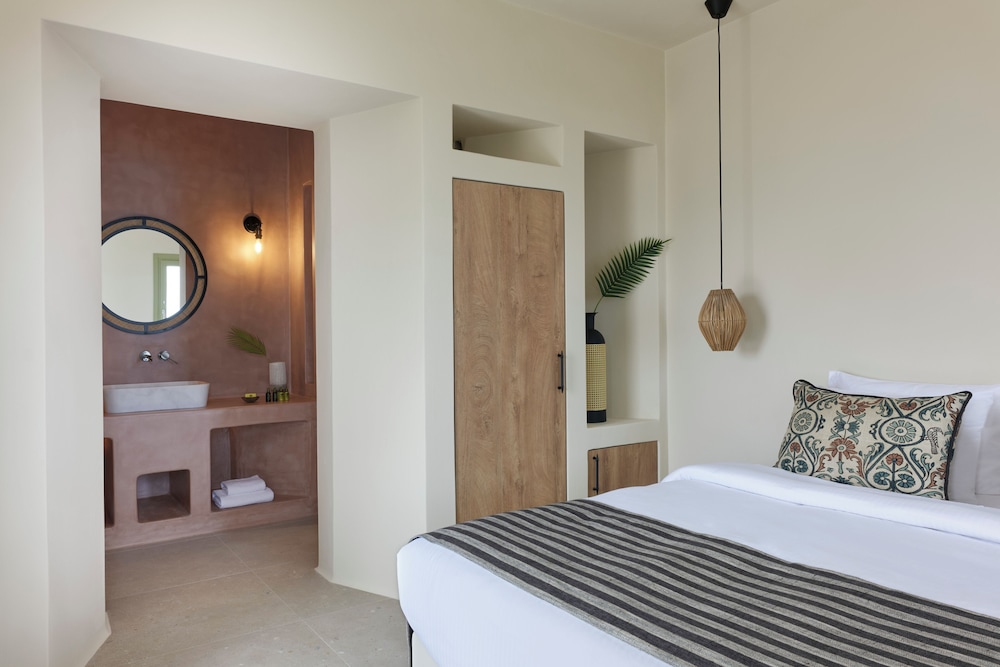 جناح ديلوكس بسرير كينج بإطلالة على البحر بحوض جاكوزي، Aeon Suites - Adults Only By Mr and Mrs White 2/5