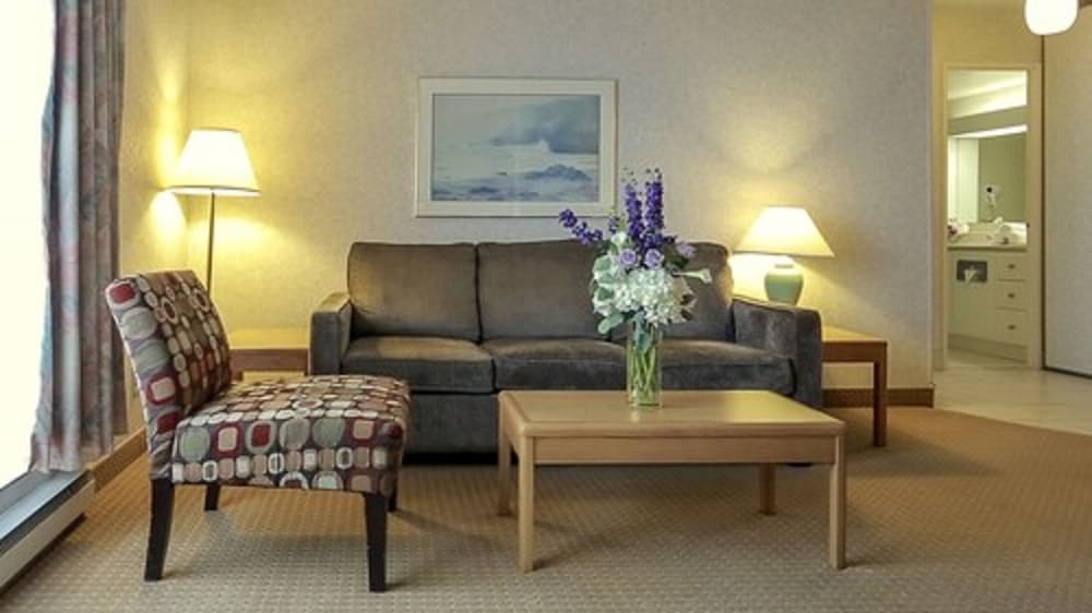 Cartier Place Suite Hotel 35/64