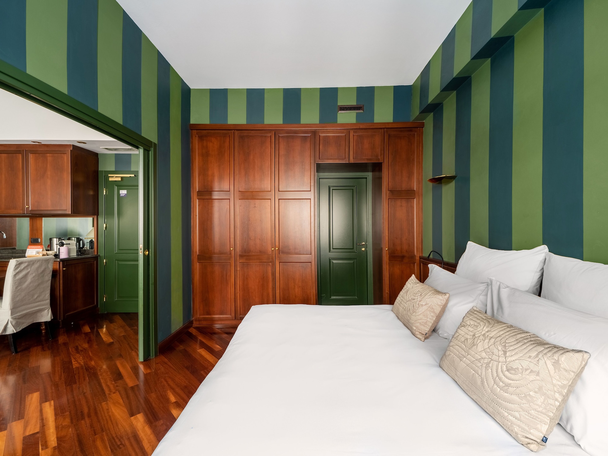 Studio, Queen Bed, Sofa, Kitchenette, Xl