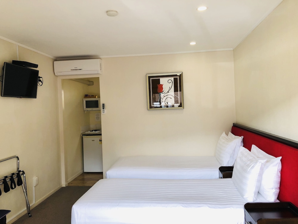 TUDOR COURT MOTOR LODGE 37/70