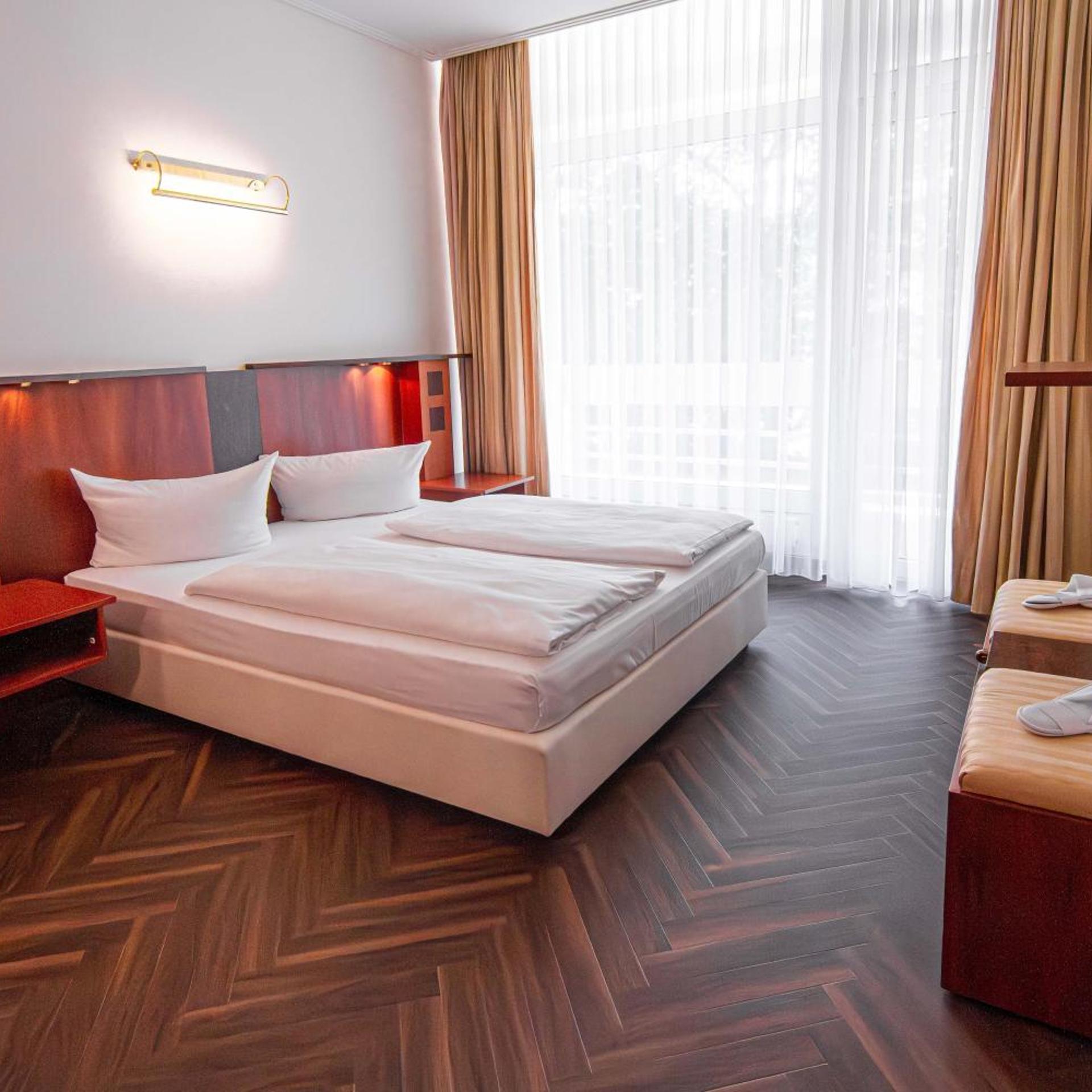Suite, Lake Side