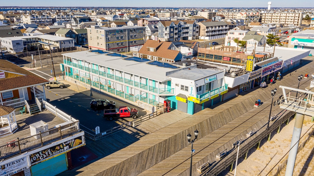 Boardwalk Sand & Surf Inn Oceanfront 5/55