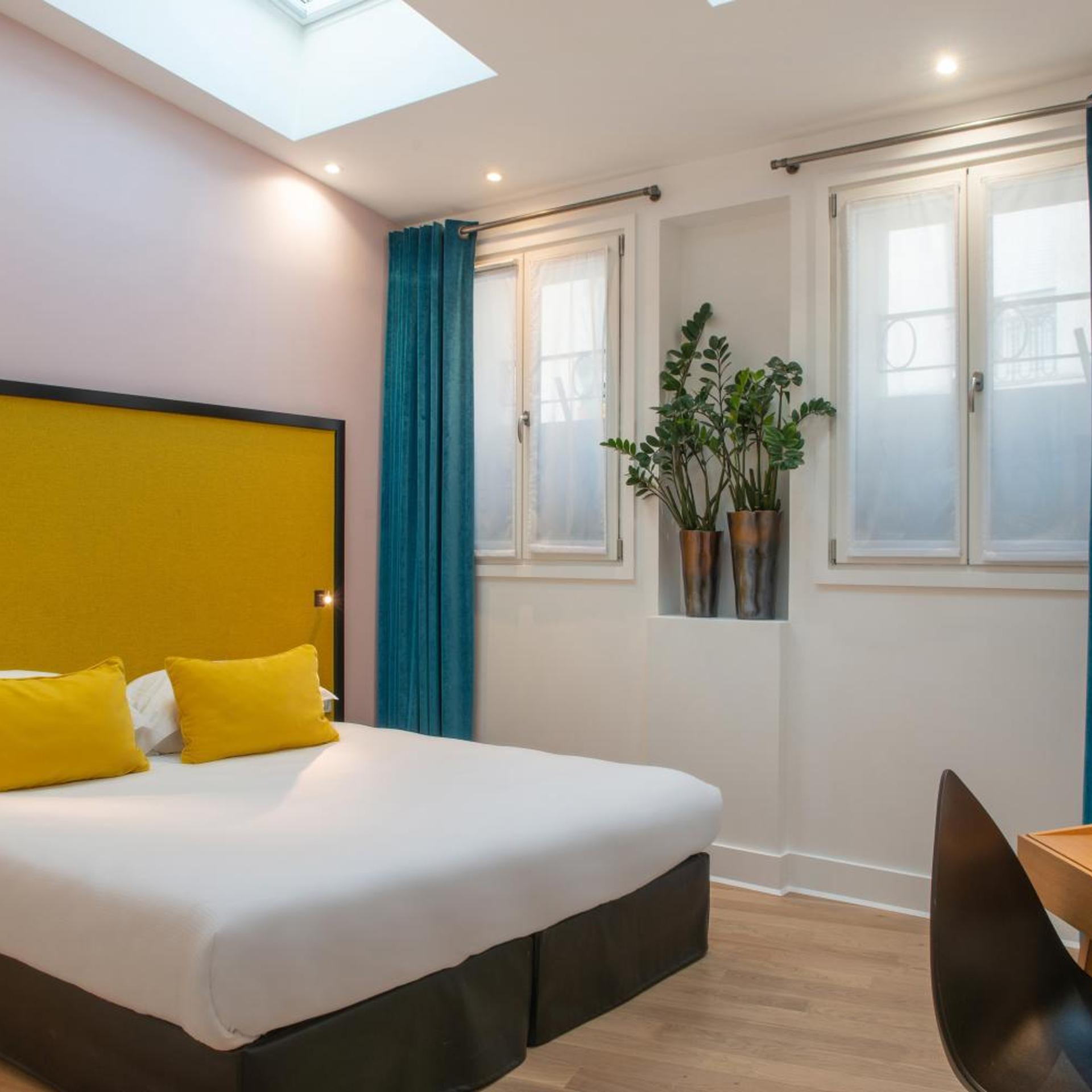 Adjoining, Family Suite, Double Bed