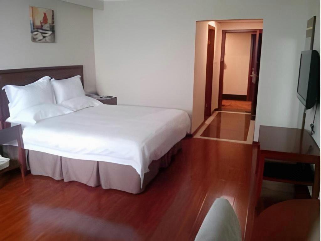 Room, Queen Bed, No Window