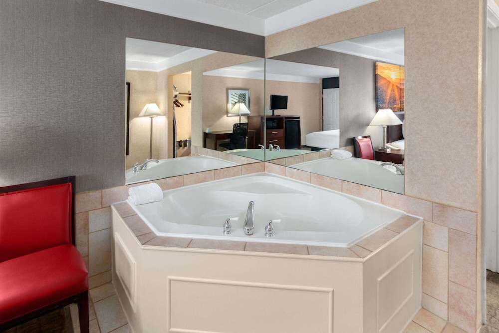 Days Inn by Wyndham Columbia Kentucky 27/52
