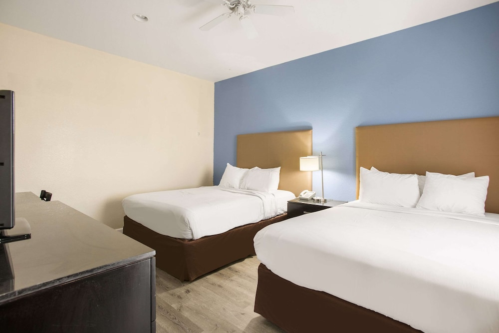 Days Inn by Wyndham Mackinaw City/Bridgeview Area 11/61