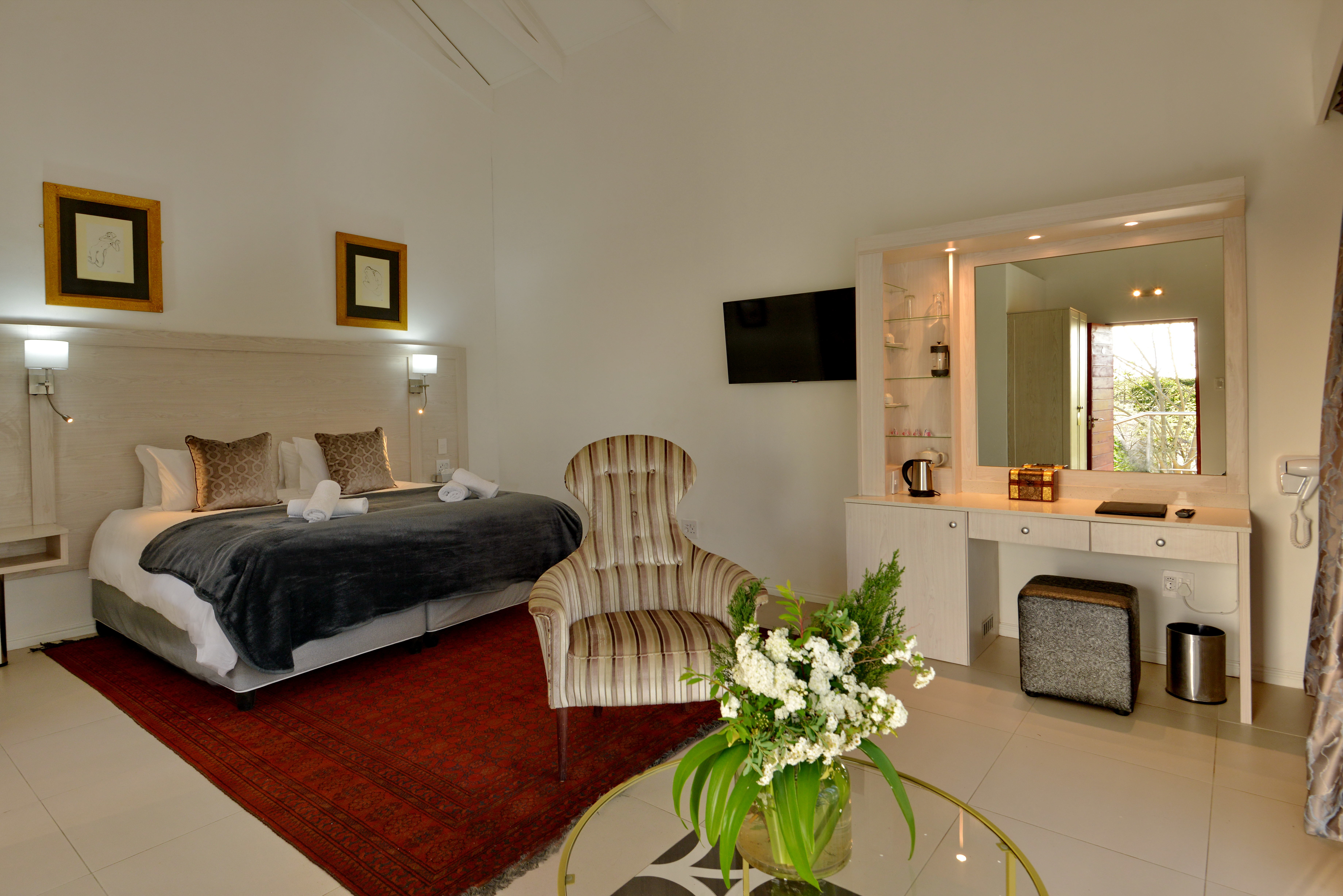 غرفة بسرير مزدوج أو سريرين منفصلين، Val Du Charron Coach House 2/7