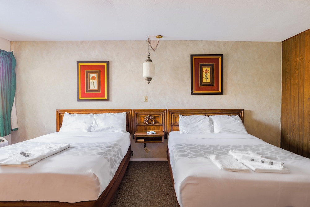 Love Hotels Tomahawk at Lake Mohawksin WI 9/49