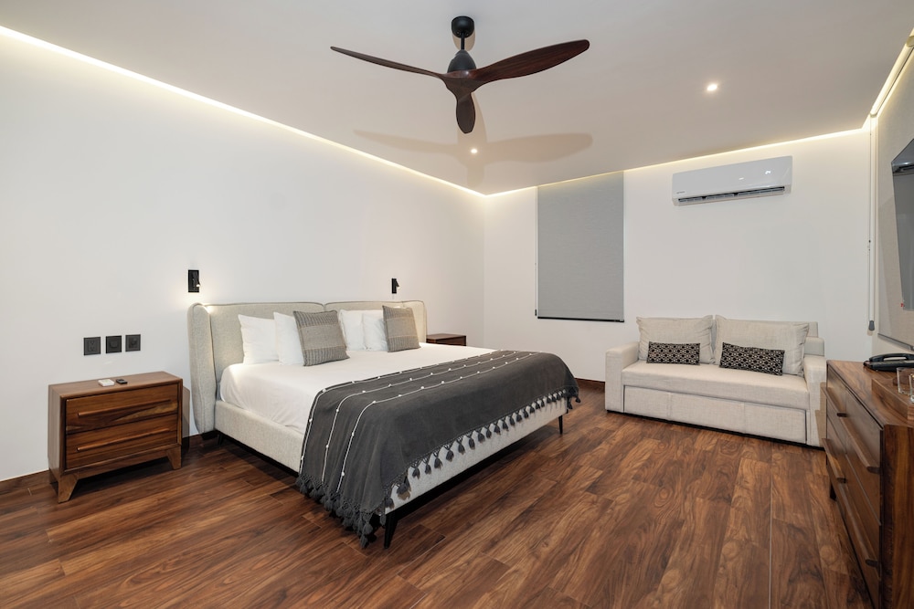 Master, Suite, King Bed, Pool View, Sofa