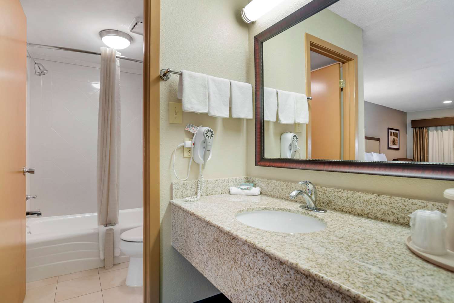 Room, 1 Double and 2 Queen Beds, Large، Best Western Vicksburg 4/9
