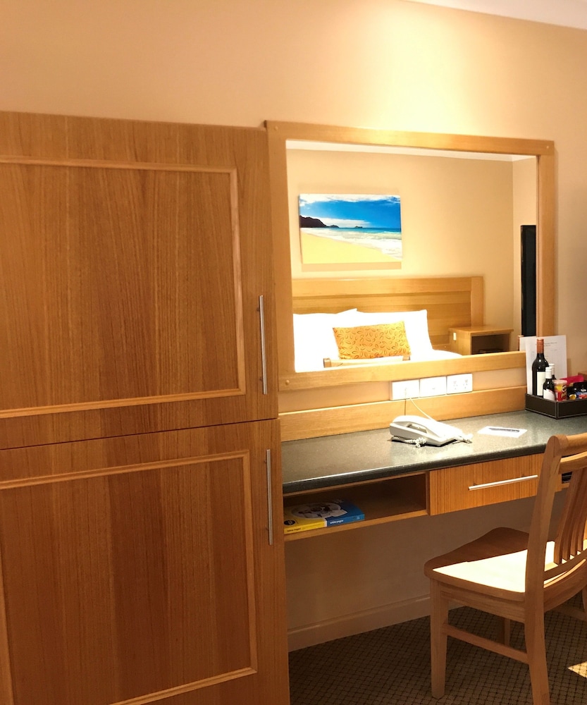 Sunseeker Motor Inn 6/66