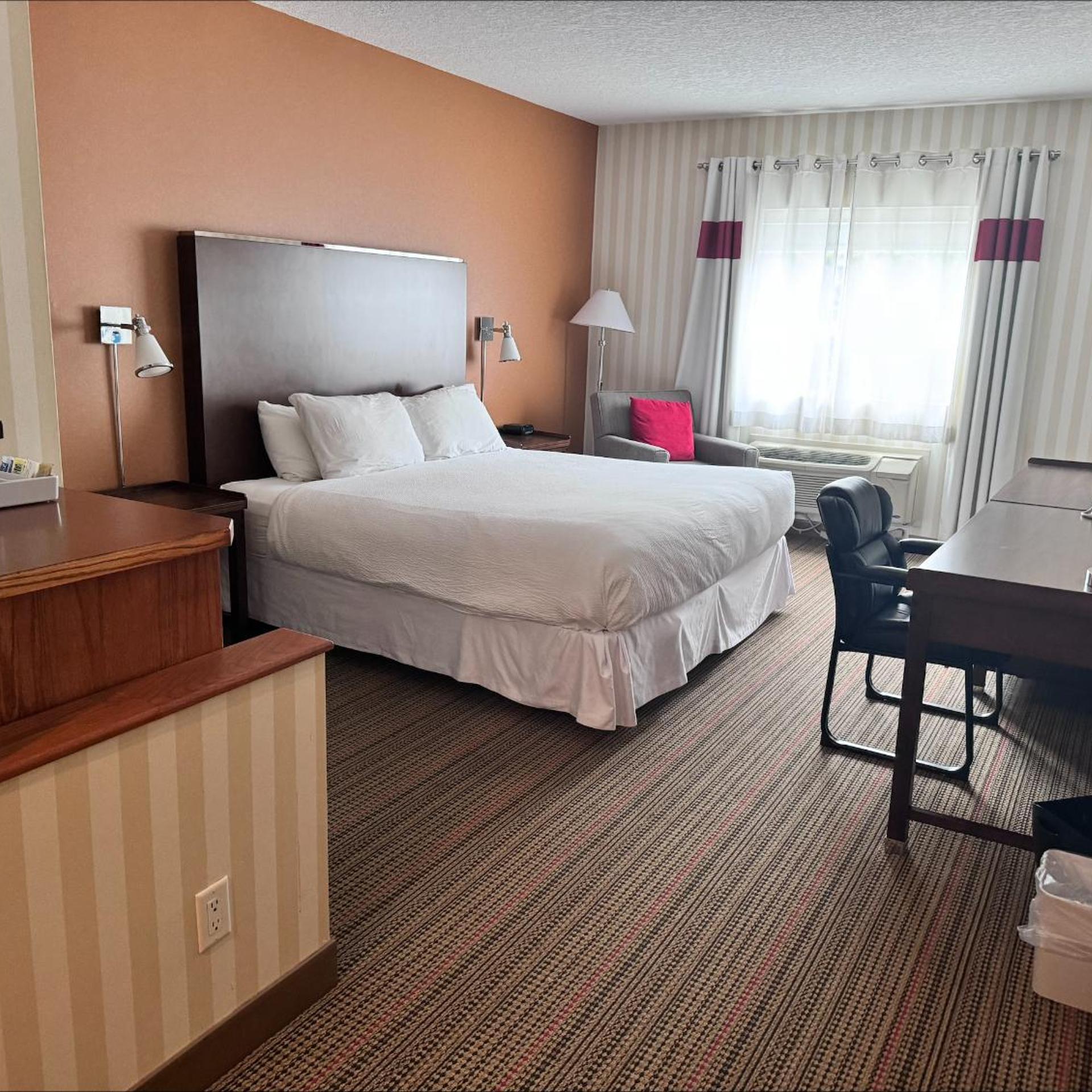 غرفة بسرير كينج لذوي الإعاقة، Four Points By Sheraton Prince George 3/7