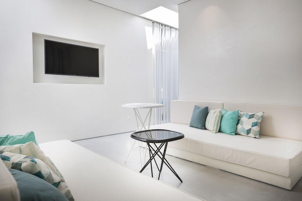 Mykonos Dove Beachfront Hotel 59/73