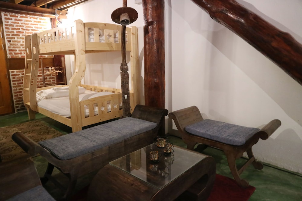 Loghome Boutique 54/71