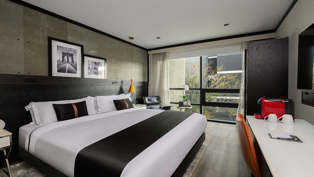 ROOM, KING BED