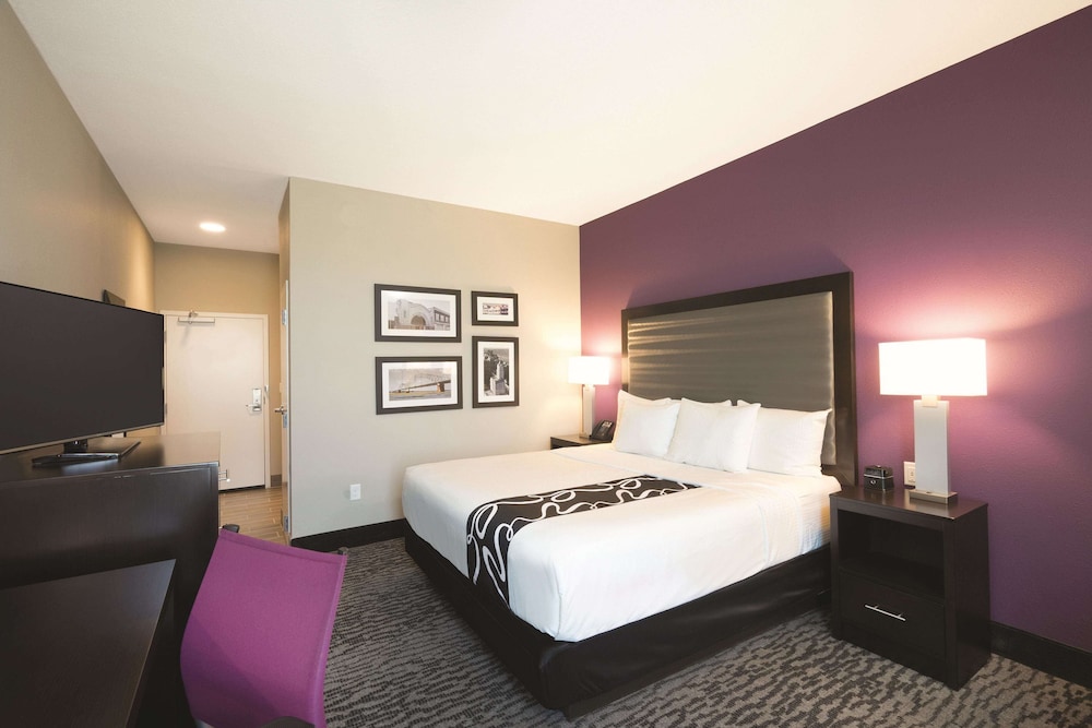 غرفة بسرير كينج، La Quinta Inn & Suites by Wyndham Memphis Downtown 2/3