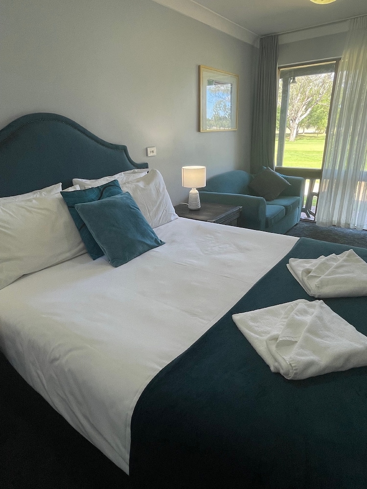 Deluxe, Queen Bed, Golf Course View