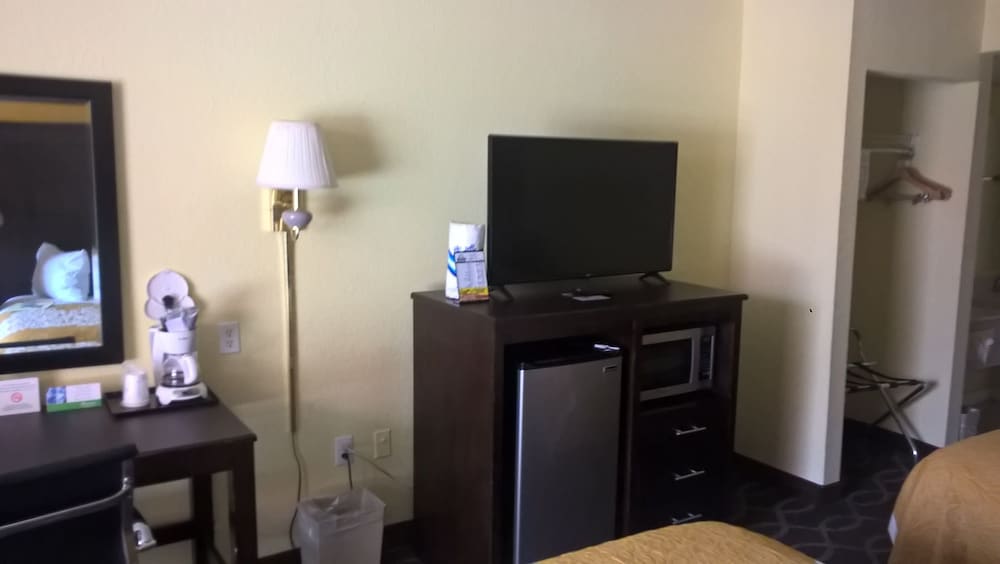 Days Inn & Suites By Wyndham Port Richey 32/45