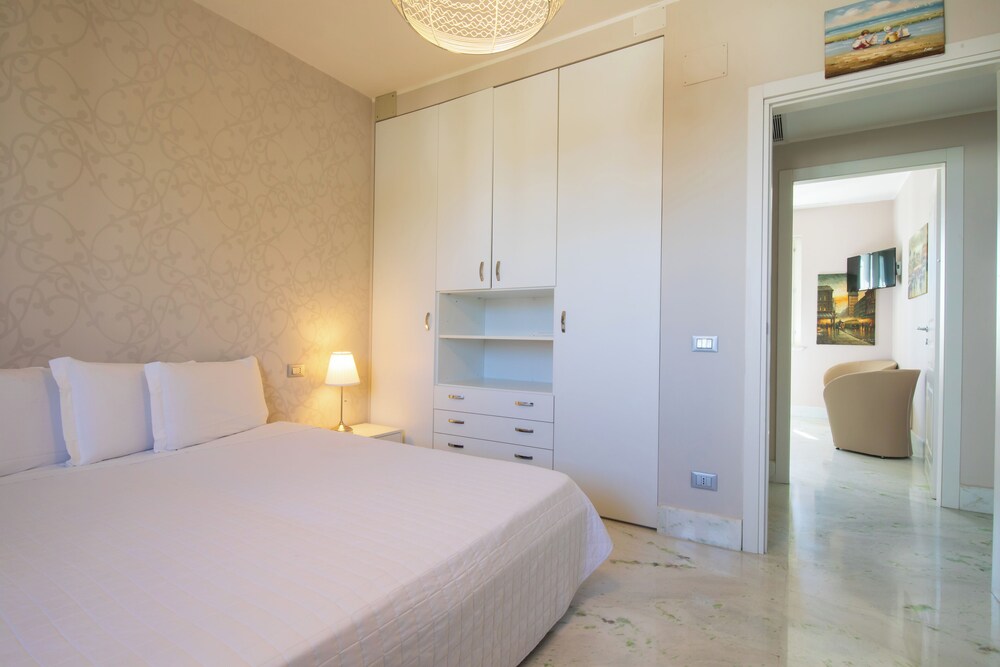 CONDO, LUXURY