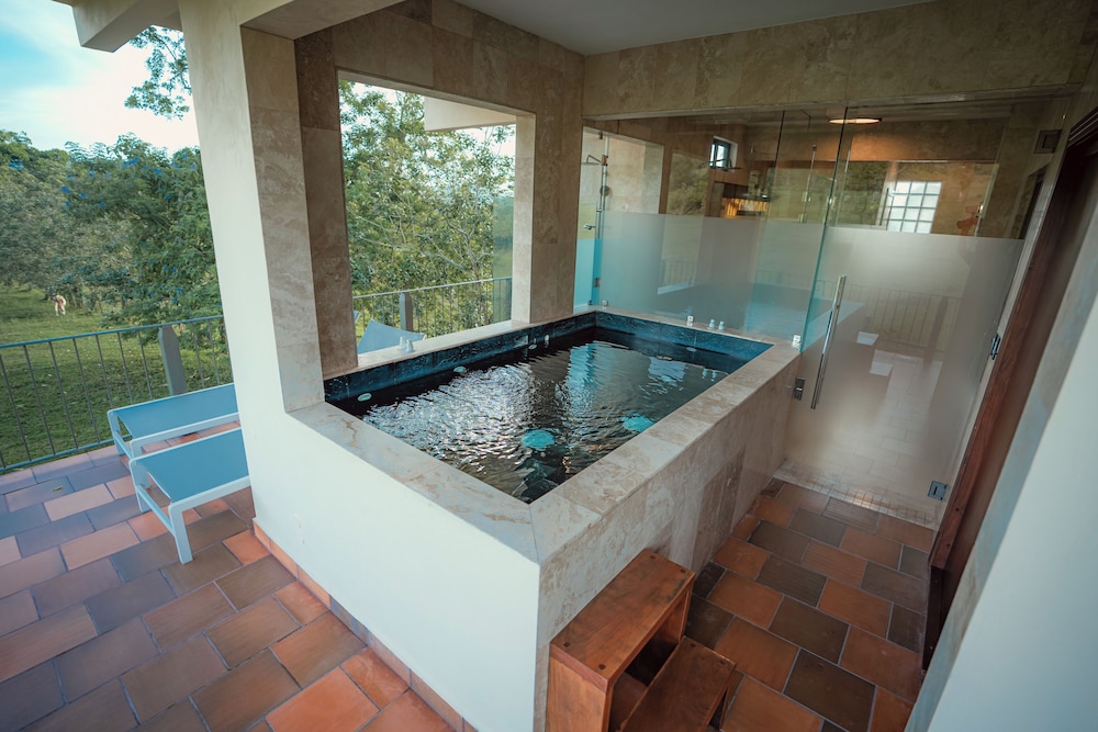 Paradise Hot Springs Thermal Resort 32/62