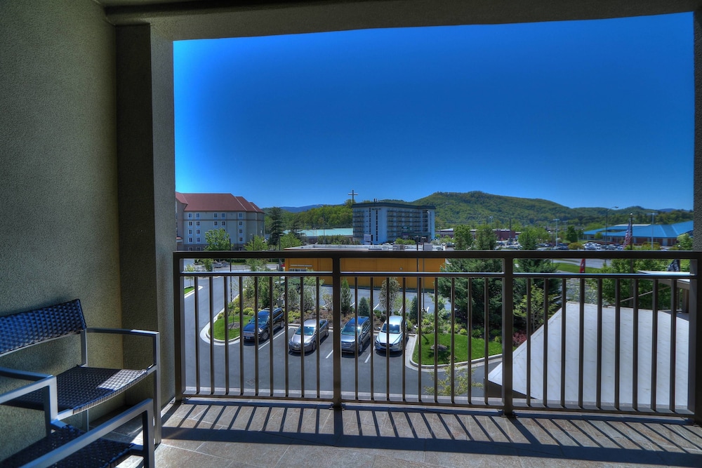 Courtyard Pigeon Forge 11/82