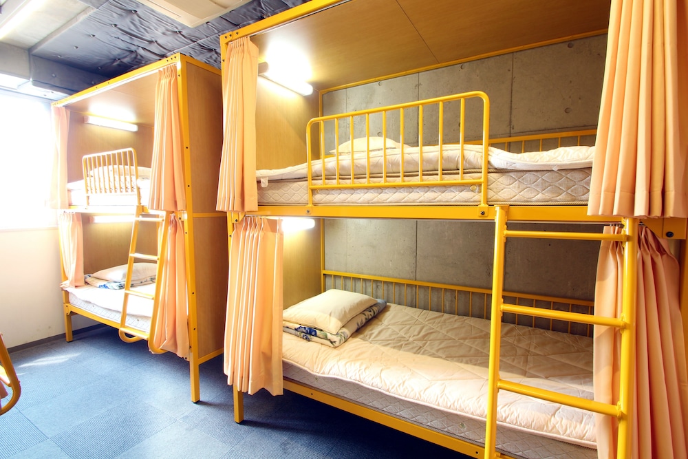 PRIVATE, 6 BEDS, 3 BUNK BEDS, SHARED BATHROOM