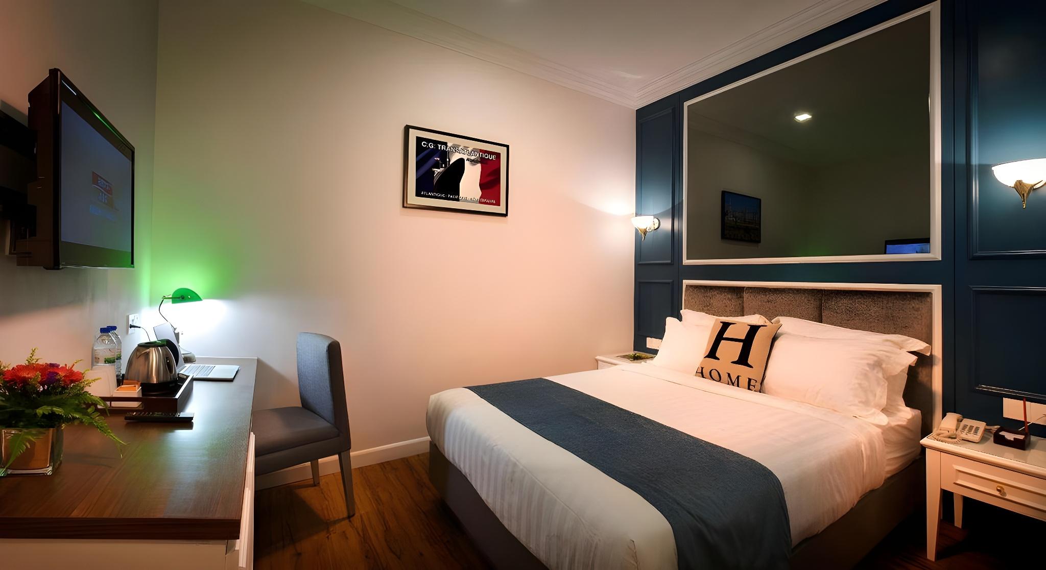 Deluxe, Queen and Twin Beds, No Window